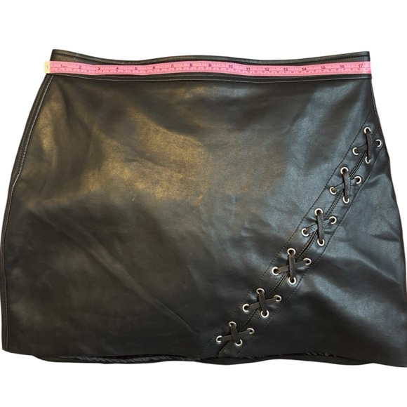 Blank NYC Black Faux Leather Lace-Up Mini Skirt 32 (L) - Picture 4 of 8